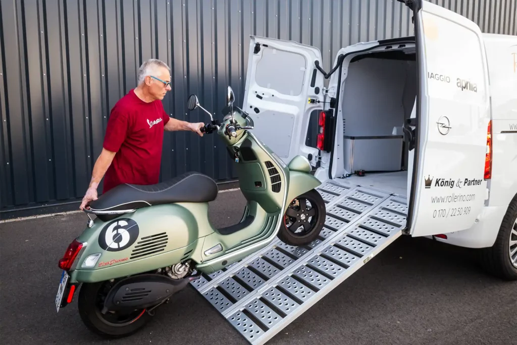 Roller wird in Transporter verladen - Hol- und Bringdienst für Motorroller