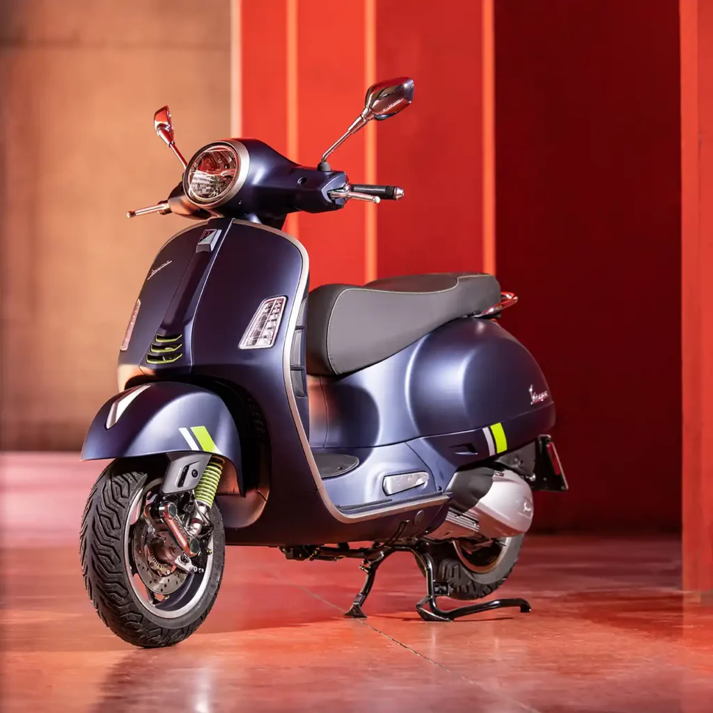 dunkelblaue Vespa GTS Super Tech 300 HPE - Rollerino Vespa-Händler Meiningen